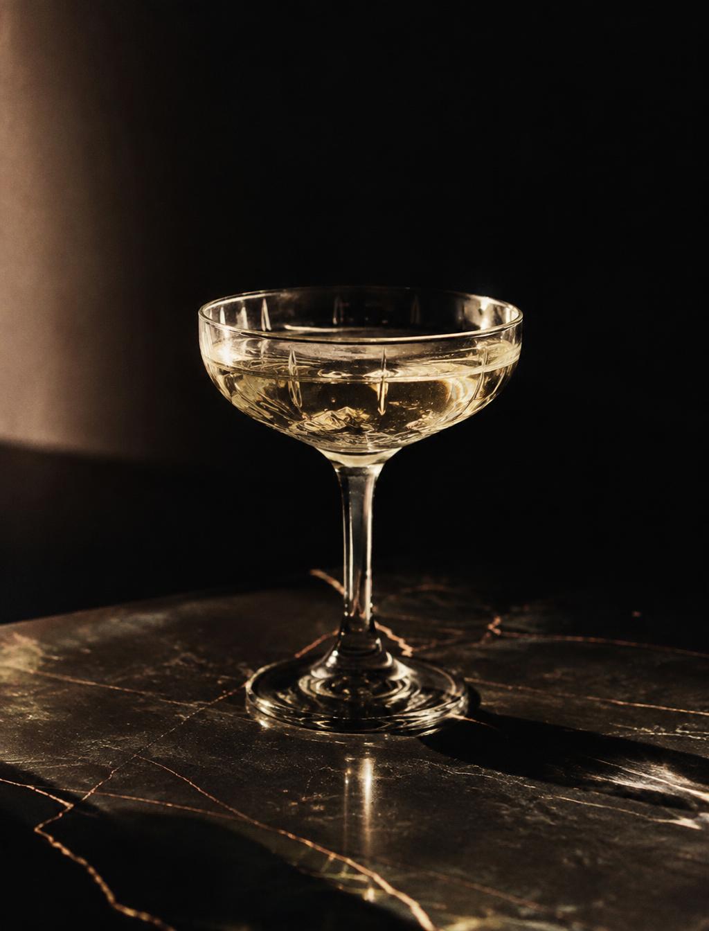 Champagner-Coupe in dramatischem Licht